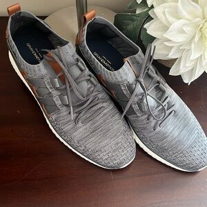 Cole Haan Gray sneaker with brown leather accents. Very stylish
EUC  
Worn once